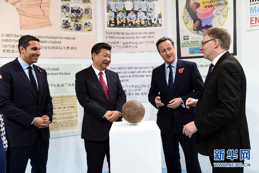 10月23日，國家主席習近平在英國首相卡梅倫陪同下，參觀曼徹斯特城市足球學院。 新華社記者 饒愛民 攝