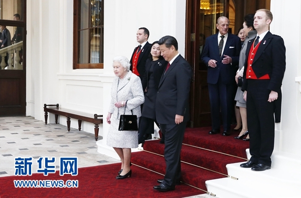10月22日，國家主席習近平和夫人彭麗媛離開白金漢宮。離開前，英國女王伊麗莎白二世和丈夫菲利普親王專門前來同習近平夫婦親切話別。新華社記者 鞠鵬 攝