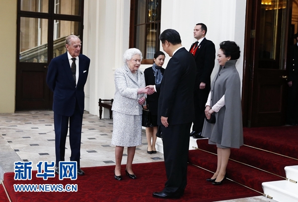 10月22日，國家主席習近平和夫人彭麗媛離開白金漢宮。離開前，英國女王伊麗莎白二世和丈夫菲利普親王專門前來同習近平夫婦親切話別。新華社記者 鞠鵬 攝