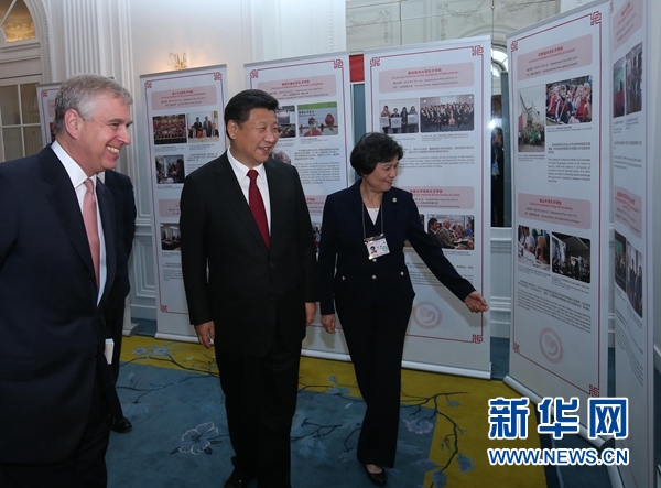 10月22日，國(guó)家主席習(xí)近平在倫敦出席全英孔子學(xué)院和孔子課堂年會(huì)開(kāi)幕式。這是習(xí)近平參觀全英孔子學(xué)院和孔子課堂成果圖片展。 新華社記者 龐興雷 攝