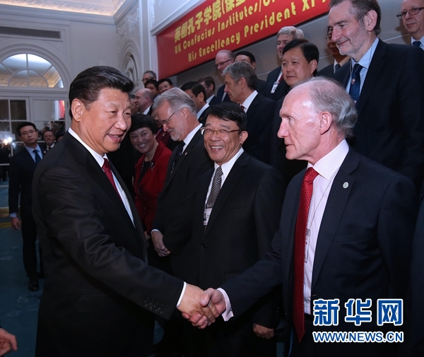 10月22日，國(guó)家主席習(xí)近平在倫敦出席全英孔子學(xué)院和孔子課堂年會(huì)開(kāi)幕式。這是習(xí)近平同參加開(kāi)幕式的嘉賓親切交談。 新華社記者 龐興雷 攝 