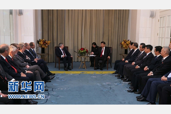 10月22日，國家主席習(xí)近平在倫敦集體會(huì)見英國前首相布朗等英國友人。新華社記者 龐興雷 攝 