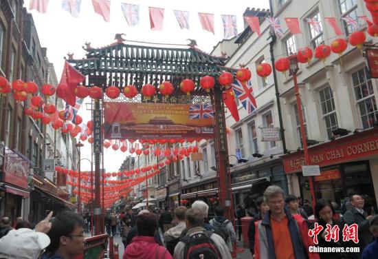 習(xí)近平主席訪問(wèn)英國(guó)，倫敦唐人街掛出大紅燈籠和中英兩國(guó)國(guó)旗。 <a target='_blank' ><p  align=