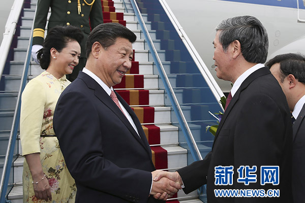 11月5日，中共中央總書記、國家主席習(xí)近平抵達(dá)越南首都河內(nèi)，開始對越南進(jìn)行國事訪問。這是越南高級官員到機(jī)場迎接習(xí)近平和夫人彭麗媛。新華社記者蘭紅光攝 