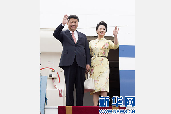 11月5日，中共中央總書記、國家主席習(xí)近平抵達(dá)越南首都河內(nèi)，開始對越南進(jìn)行國事訪問。這是習(xí)近平和夫人彭麗媛步出艙門向歡迎人群揮手致意。新華社記者 李學(xué)仁 攝