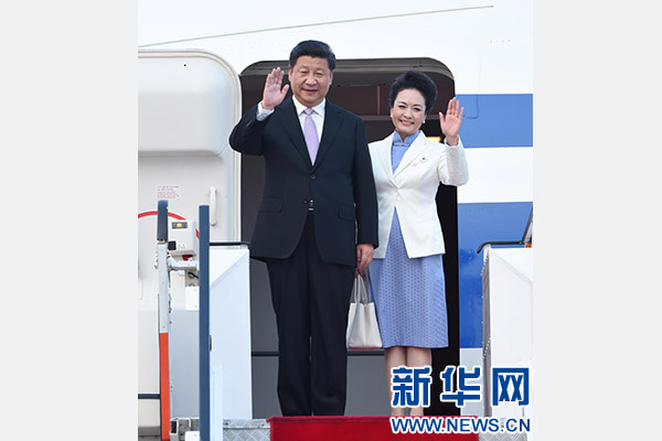 11月6日，國家主席習(xí)近平抵達新加坡，開始對新加坡進行國事訪問。這是習(xí)近平和夫人彭麗媛步出艙門。 新華社記者張鐸攝