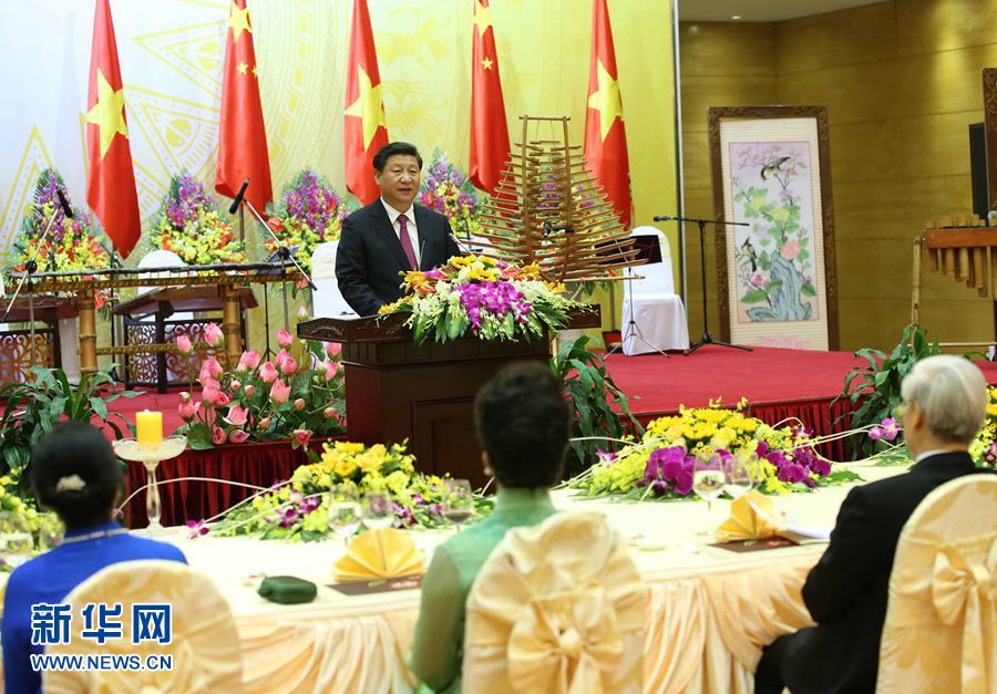 11月5日，中共中央總書記、國家主席習(xí)近平和夫人彭麗媛出席越共中央總書記阮富仲和越南國家主席張晉創(chuàng)在河內(nèi)國際會(huì)議中心舉行的盛大歡迎晚宴。新華社記者 龐興雷 攝 