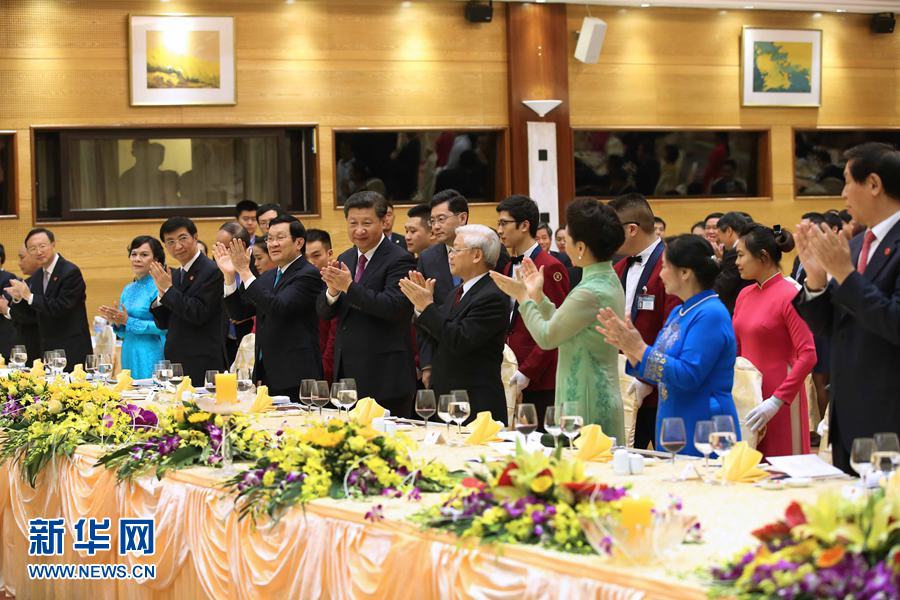 11月5日，中共中央總書記、國家主席習(xí)近平和夫人彭麗媛出席越共中央總書記阮富仲和越南國家主席張晉創(chuàng)在河內(nèi)國際會(huì)議中心舉行的盛大歡迎晚宴。新華社記者 龐興雷 攝 