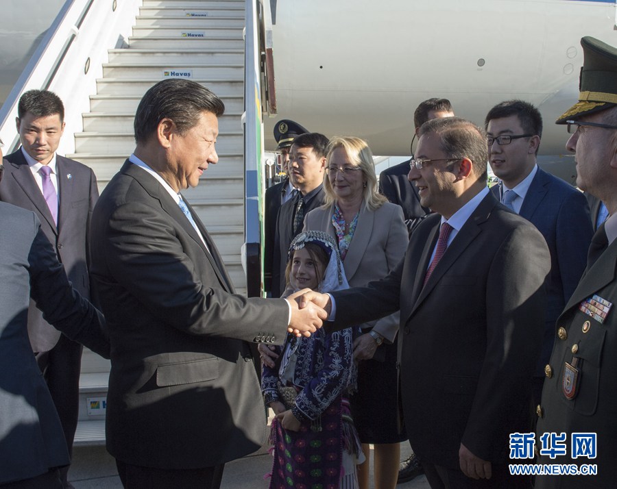  11月14日，國家主席習(xí)近平抵達(dá)土耳其安塔利亞，應(yīng)土耳其共和國總統(tǒng)埃爾多安邀請，出席二十國集團(tuán)領(lǐng)導(dǎo)人第十次峰會。土耳其高級官員到機(jī)場迎接習(xí)近平主席一行。新華社記者 李學(xué)仁 攝 