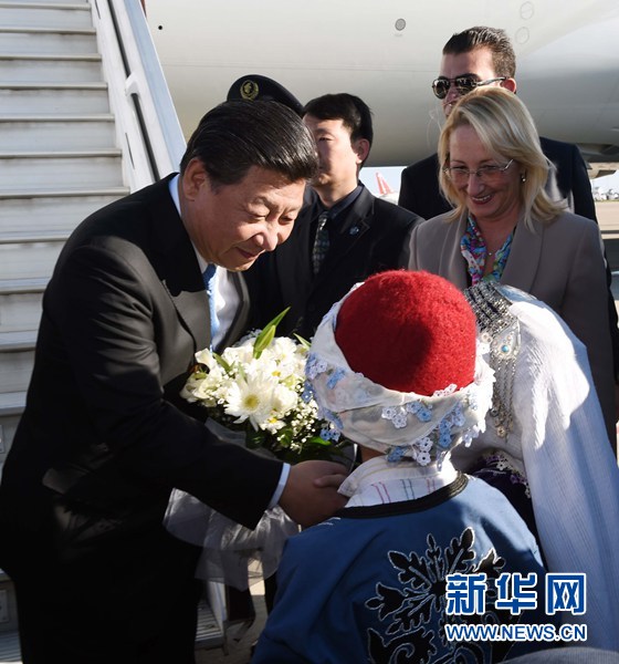 11月14日，國家主席習(xí)近平抵達(dá)土耳其安塔利亞，應(yīng)土耳其共和國總統(tǒng)埃爾多安邀請，出席二十國集團(tuán)領(lǐng)導(dǎo)人第十次峰會。這是土耳其兒童向習(xí)近平主席獻(xiàn)花。新華社記者 饒愛民 攝 