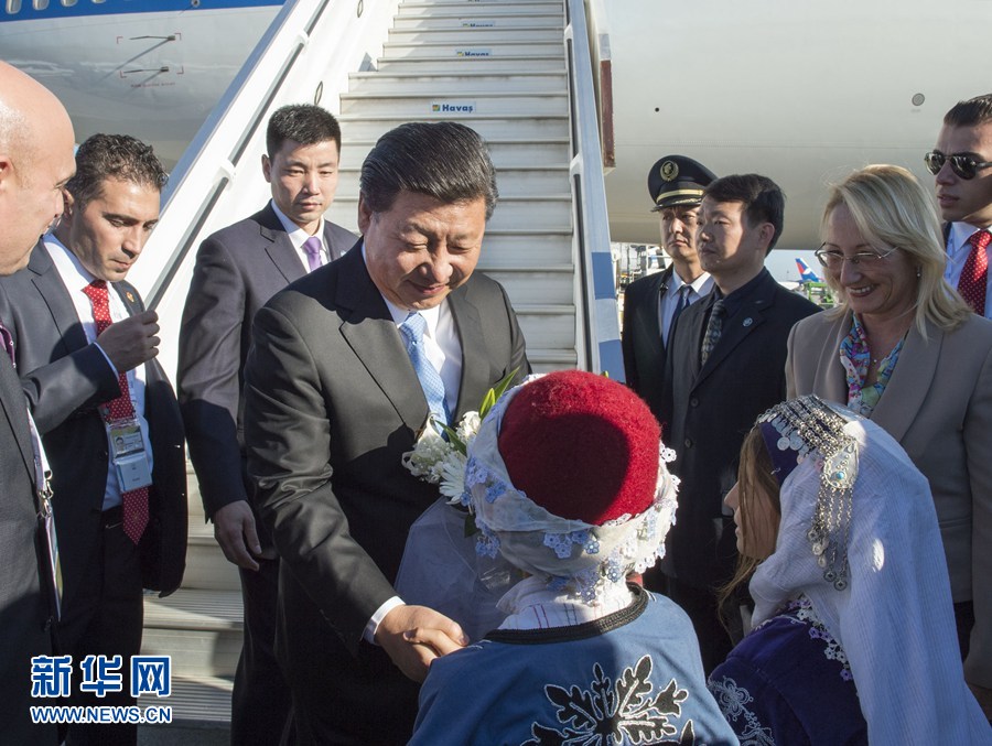 11月14日，國家主席習(xí)近平抵達(dá)土耳其安塔利亞，應(yīng)土耳其共和國總統(tǒng)埃爾多安邀請，出席二十國集團(tuán)領(lǐng)導(dǎo)人第十次峰會。這是土耳其兒童向習(xí)近平主席獻(xiàn)花。新華社記者 李學(xué)仁 攝 