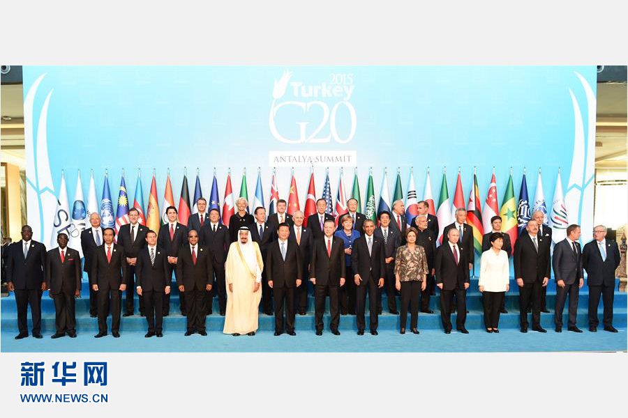 11月15日，中國國家主席習近平出席在土耳其安塔利亞舉行的二十國集團領導人第十次峰會。這是習近平主席同與會領導人合影。 新華社記者李學仁 攝 