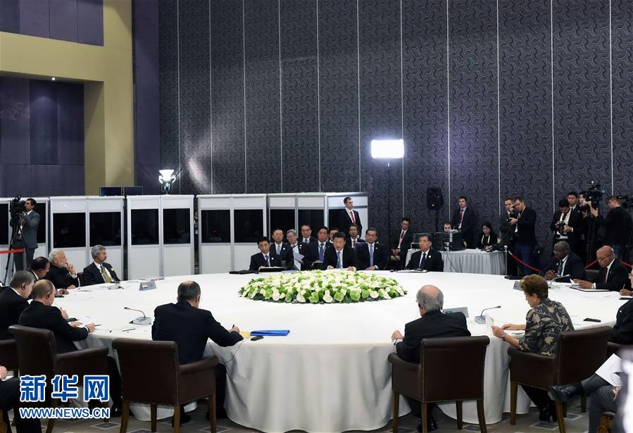  11月15日，金磚國家領(lǐng)導(dǎo)人非正式會晤在土耳其安塔利亞舉行，中國國家主席習(xí)近平、俄羅斯總統(tǒng)普京、印度總理莫迪、南非總統(tǒng)祖馬、巴西總統(tǒng)羅塞夫出席。習(xí)近平在會上發(fā)表題為《開拓機遇應(yīng)對挑戰(zhàn)》的重要講話。 新華社記者 饒愛民 攝 