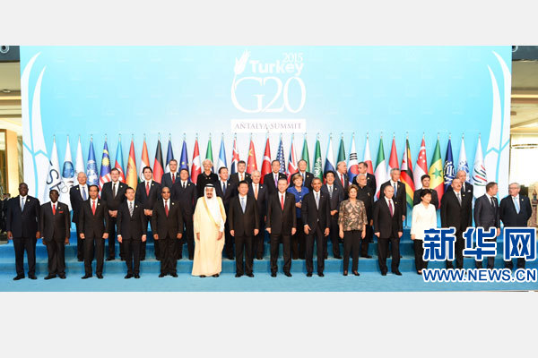 11月15日，二十國集團領(lǐng)導(dǎo)人第十次峰會在土耳其安塔利亞舉行。國家主席習(xí)近平出席并發(fā)表題為《創(chuàng)新增長路徑共享發(fā)展成果》的重要講話。這是習(xí)近平主席同與會領(lǐng)導(dǎo)人合影。 新華社記者 李學(xué)仁 攝