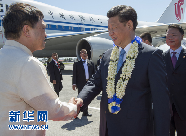 11月17日，國(guó)家主席習(xí)近平抵達(dá)菲律賓首都馬尼拉尼諾&middot;阿基諾國(guó)際機(jī)場(chǎng)，出席即將舉行的亞太經(jīng)合組織第二十三次領(lǐng)導(dǎo)人非正式會(huì)議。菲律賓高級(jí)官員到機(jī)場(chǎng)迎接習(xí)近平主席。新華社記者李學(xué)仁攝