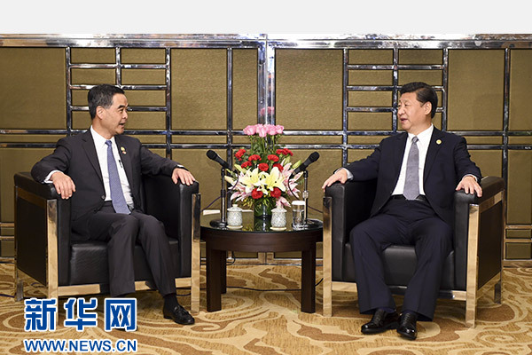 11月18日，國(guó)家主席習(xí)近平在菲律賓馬尼拉會(huì)見(jiàn)前來(lái)出席亞太經(jīng)合組織第二十三次領(lǐng)導(dǎo)人非正式會(huì)議的香港特別行政區(qū)行政長(zhǎng)官梁振英。新華社記者謝環(huán)馳攝