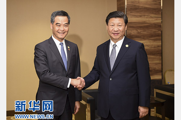 11月18日，國(guó)家主席習(xí)近平在菲律賓馬尼拉會(huì)見(jiàn)前來(lái)出席亞太經(jīng)合組織第二十三次領(lǐng)導(dǎo)人非正式會(huì)議的香港特別行政區(qū)行政長(zhǎng)官梁振英。新華社記者謝環(huán)馳攝