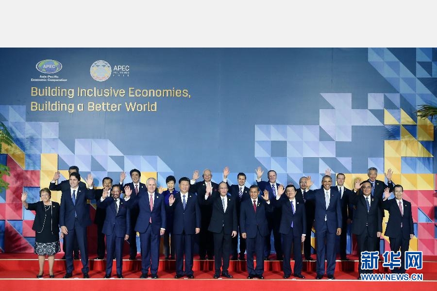 這是會議開始前，國家主席習(xí)近平同其他亞太經(jīng)合組織成員經(jīng)濟(jì)體領(lǐng)導(dǎo)人、代表合影。 新華社記者 姚大偉 攝