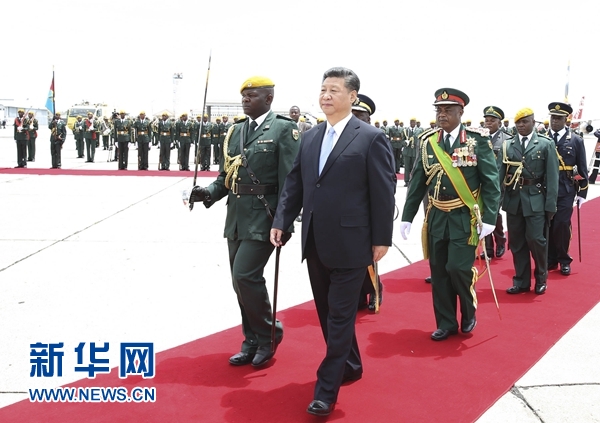 12月1日，中國國家主席習近平乘專機抵達津巴布韋首都哈拉雷，開始對津巴布韋進行國事訪問。津巴布韋總統(tǒng)穆加貝在機場舉行隆重歡迎儀式。這是習近平檢閱儀仗隊。新華社記者 黃敬文 攝 