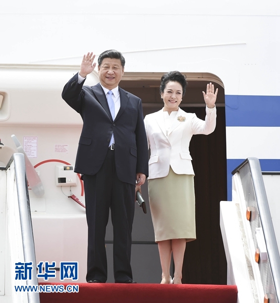 12月1日，中國國家主席習近平乘專機抵達津巴布韋首都哈拉雷，開始對津巴布韋進行國事訪問。津巴布韋總統(tǒng)穆加貝在機場舉行隆重歡迎儀式。這是習近平和夫人彭麗媛向歡迎人群揮手致意。新華社記者 謝環(huán)馳 攝 