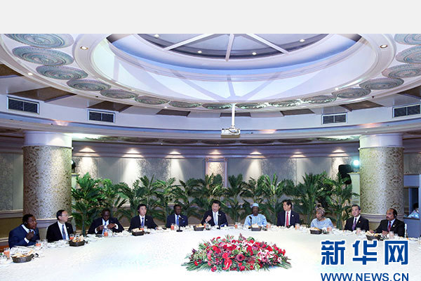 12月5日，國家主席習近平在約翰內(nèi)斯堡再次集體會見17位非洲國家領(lǐng)導(dǎo)人。 新華社記者 姚大偉 攝