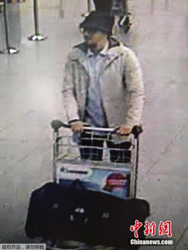 比利時聯(lián)邦警察公布一張機(jī)場監(jiān)控拍攝下的三名機(jī)場恐襲嫌疑犯的視頻截圖。