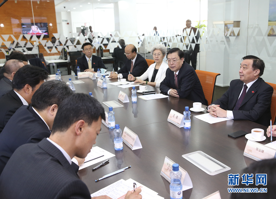 這是3月25日，張德江在肯尼亞首都內(nèi)羅畢考察中央電視臺非洲分臺并接見中央媒體駐非洲機(jī)構(gòu)負(fù)責(zé)人。 新華社記者馬占成攝
