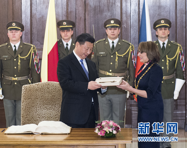 當(dāng)?shù)貢r(shí)間3月29日，國(guó)家主席習(xí)近平在捷克布拉格會(huì)見(jiàn)布拉格市長(zhǎng)科爾娜喬娃，并接受科爾娜喬娃代表該市贈(zèng)予的城市鑰匙。 新華社記者 王曄 攝