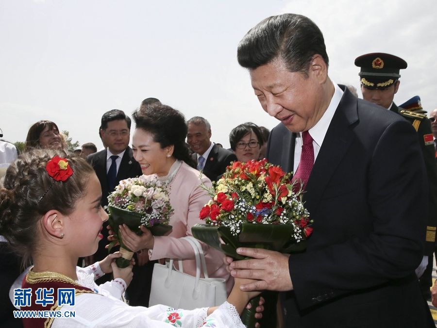  6月17日，國家主席習近平乘專機抵達貝爾格萊德，開始對塞爾維亞共和國進行國事訪問。塞爾維亞少年兒童向習近平和夫人彭麗媛獻上鮮花。新華社記者 蘭紅光 攝 