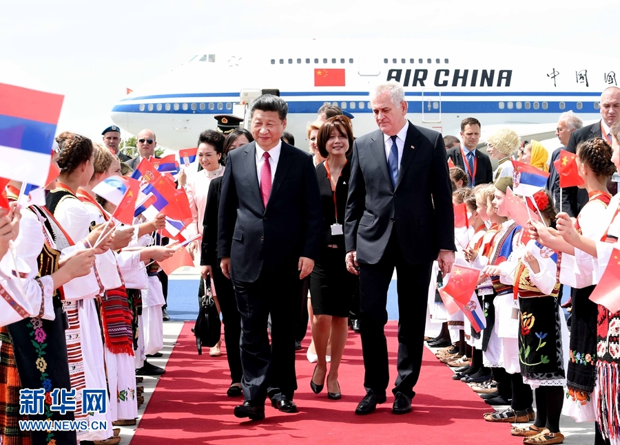 6月17日，國家主席習近平乘專機抵達貝爾格萊德，開始對塞爾維亞共和國進行國事訪問。習近平和夫人彭麗媛在機場受到塞爾維亞總統尼科利奇夫婦的熱情迎接。新華社記者 饒愛民 攝