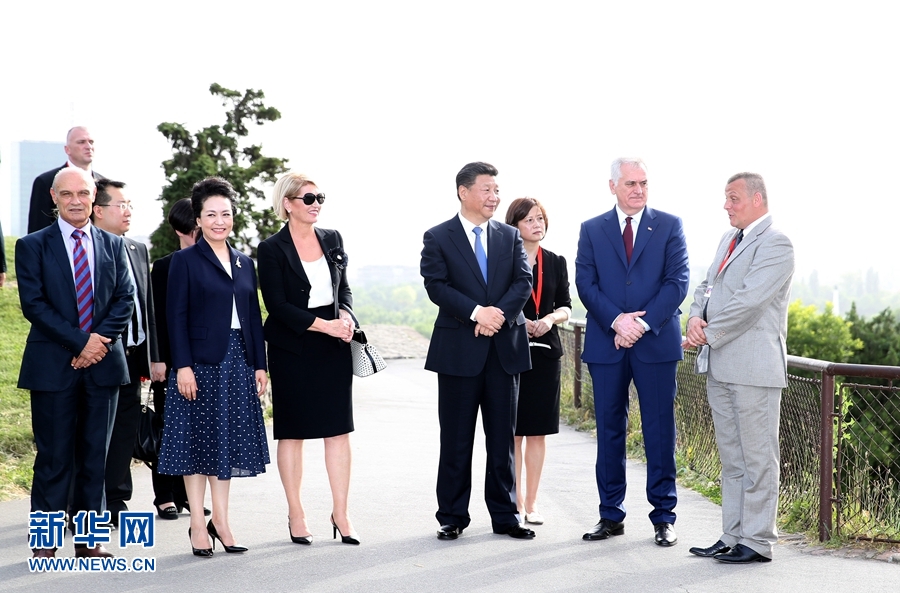 6月17日，中國國家主席習(xí)近平和夫人彭麗媛在塞爾維亞總統(tǒng)尼科利奇夫婦陪同下參觀具有悠久歷史的貝爾格萊德卡萊梅格丹公園。 新華社記者 馬占成 攝
