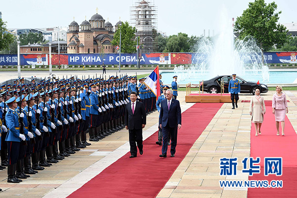 6月18日，國家主席習(xí)近平出席塞爾維亞總統(tǒng)尼科利奇在貝爾格萊德舉行的隆重歡迎儀式。 新華社記者饒愛民攝
