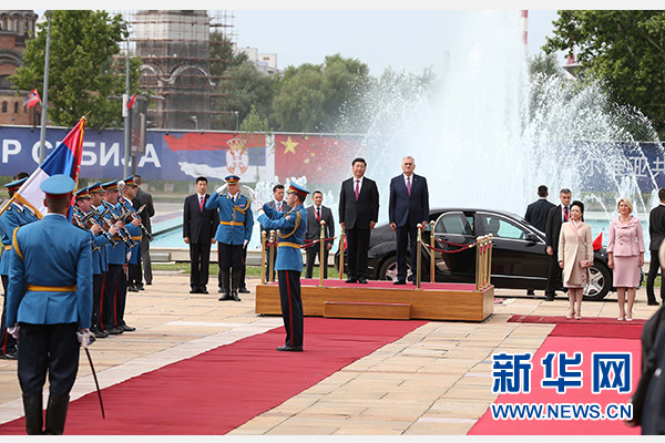  6月18日，國家主席習(xí)近平出席塞爾維亞總統(tǒng)尼科利奇在貝爾格萊德舉行的隆重歡迎儀式。 新華社記者馬占成攝
