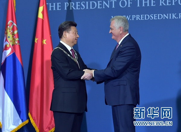 6月18日，國(guó)家主席習(xí)近平在貝爾格萊德同塞爾維亞總統(tǒng)尼科利奇舉行會(huì)談。會(huì)談后，尼科利奇向習(xí)近平授予塞爾維亞最高級(jí)別勛章“共和國(guó)一級(jí)榮譽(yù)勛章”，感謝習(xí)近平為中塞關(guān)系發(fā)展作出的杰出貢獻(xiàn)。新華社記者 李濤 攝 
