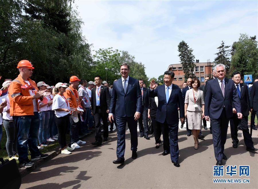 6月19日上午，國家主席習(xí)近平在貝爾格萊德參觀河鋼集團(tuán)塞爾維亞斯梅代雷沃鋼廠。習(xí)近平抵達(dá)時，塞爾維亞總統(tǒng)尼科利奇、總理武契奇在停車處熱情迎接。鋼廠工人和家屬、當(dāng)?shù)厥忻駭?shù)千人夾道歡迎。新華社記者 饒愛民 攝