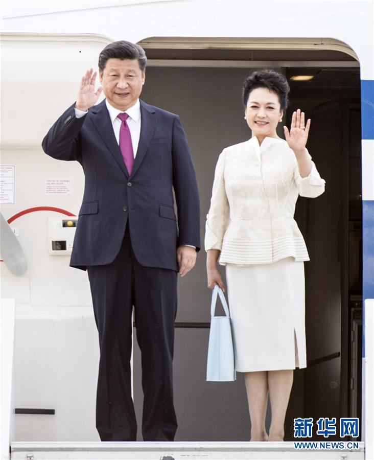 6月19日，國家主席習(xí)近平抵達華沙，開始對波蘭共和國進行國事訪問。這是習(xí)近平和夫人彭麗媛步出艙門。 新華社記者 謝環(huán)馳 攝 