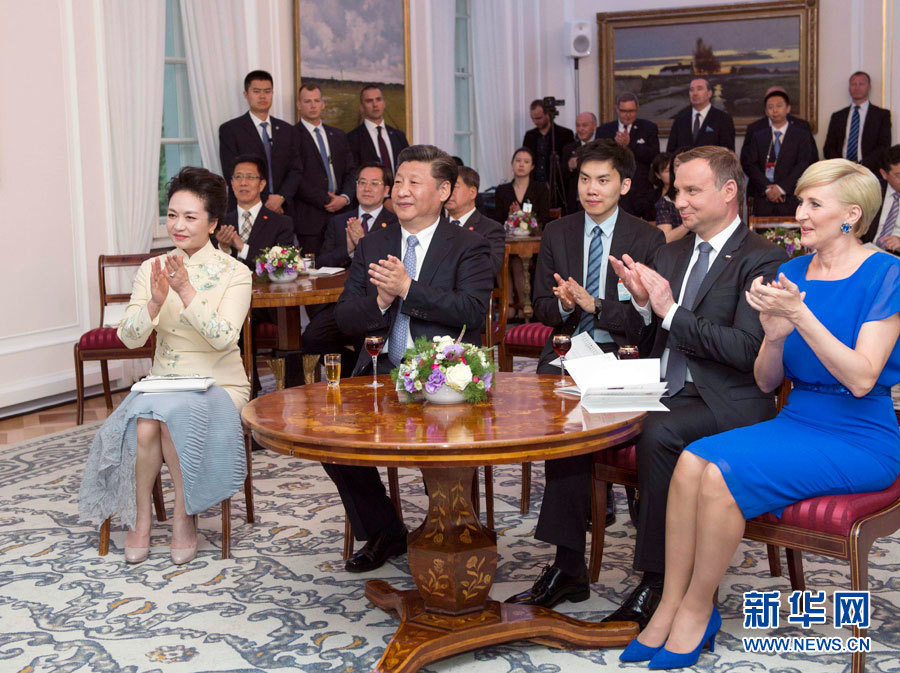 6月19日，國(guó)家主席習(xí)近平和夫人彭麗媛下午抵達(dá)波蘭首都華沙，當(dāng)晚即應(yīng)邀來(lái)到貝爾維德宮做客。這是習(xí)近平和彭麗媛同杜達(dá)夫婦共同欣賞波蘭馬佐夫舍民族歌舞團(tuán)的精彩演出。新華社記者 謝環(huán)馳 攝 