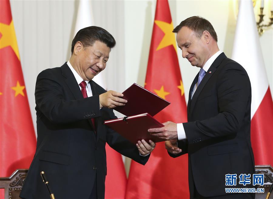 6月20日，國(guó)家主席習(xí)近平在華沙同波蘭總統(tǒng)杜達(dá)舉行會(huì)談。這是會(huì)談后，兩國(guó)元首共同簽署《中華人民共和國(guó)和波蘭共和國(guó)關(guān)于建立全面戰(zhàn)略伙伴關(guān)系的聯(lián)合聲明》。新華社記者蘭紅光攝