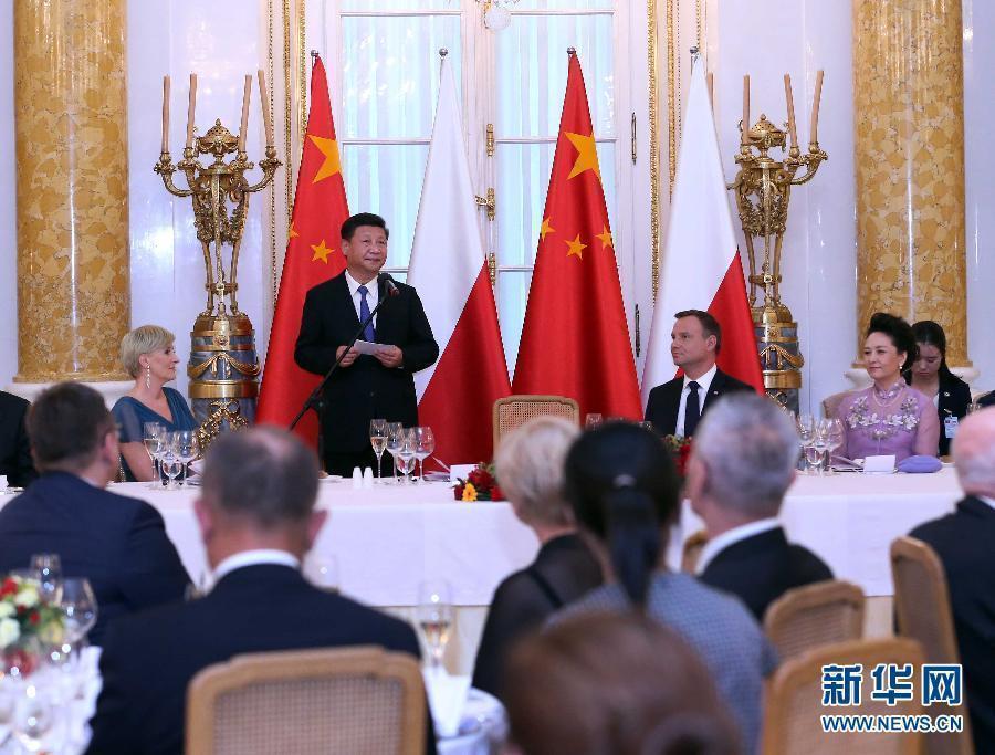 6月20日，國家主席習(xí)近平出席波蘭總統(tǒng)杜達(dá)在華沙王宮舉行的盛大歡迎晚宴。 新華社記者 劉衛(wèi)兵 攝