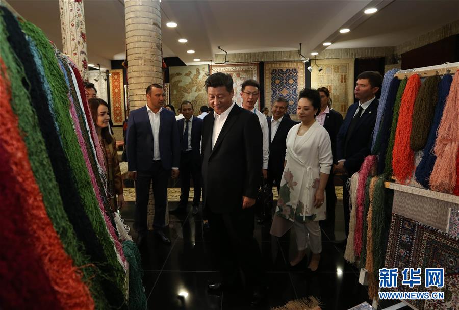 6月21日下午，正在對(duì)烏茲別克斯坦進(jìn)行國(guó)事訪問(wèn)的國(guó)家主席習(xí)近平在烏茲別克斯坦總理米爾濟(jì)約耶夫陪同下，來(lái)到布哈拉古城參觀這座被稱(chēng)為“絲綢之路活化石”的歷史文化名城。這是習(xí)近平和夫人彭麗媛參觀一家地毯和絲綢作坊。新華社記者蘭紅光攝
