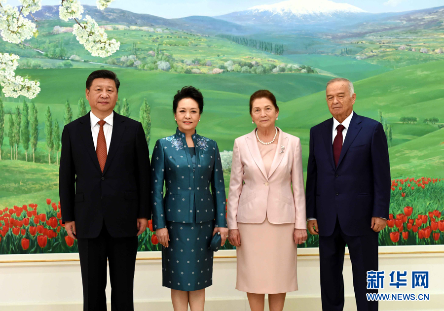 6月22日，國家主席習(xí)近平在塔什干庫克薩萊國賓館同烏茲別克斯坦總統(tǒng)卡里莫夫舉行會談。會談前，習(xí)近平出席卡里莫夫舉行的歡迎儀式。習(xí)近平和夫人彭麗媛受到卡里莫夫和夫人卡里莫娃熱情迎接。新華社記者饒愛民攝