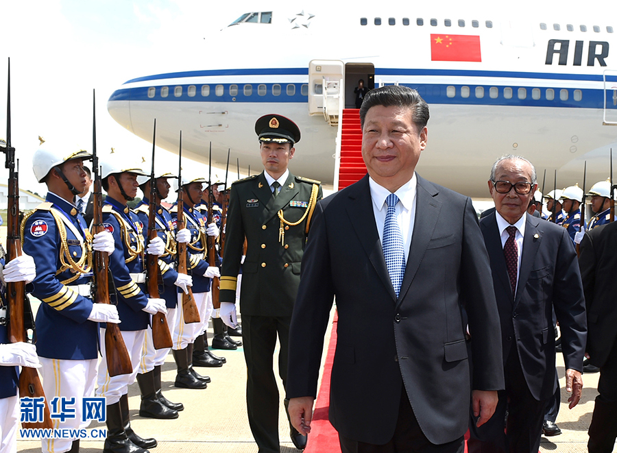 10月13日，國(guó)家主席習(xí)近平乘專機(jī)抵達(dá)金邊國(guó)際機(jī)場(chǎng)，開始對(duì)柬埔寨王國(guó)進(jìn)行國(guó)事訪問。柬埔寨副首相兼王宮事務(wù)大臣貢桑奧親王和夏卡朋親王、阿倫公主等在舷梯旁熱情迎接習(xí)近平主席。新華社記者　謝環(huán)馳　攝