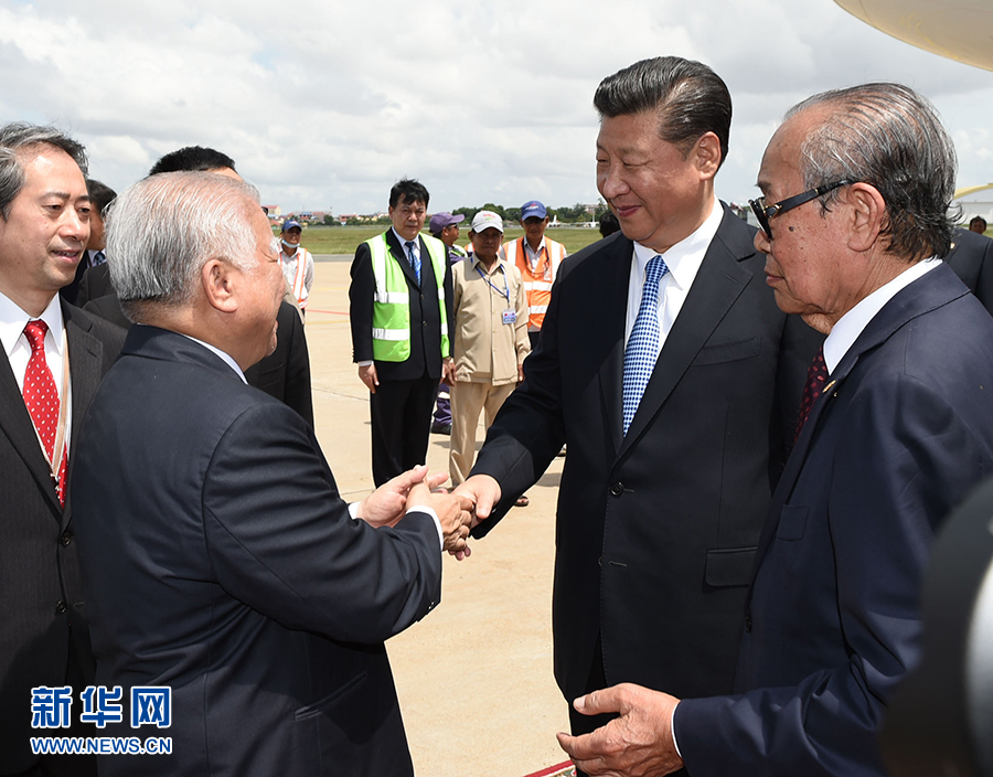 10月13日，國(guó)家主席習(xí)近平乘專機(jī)抵達(dá)金邊國(guó)際機(jī)場(chǎng)，開始對(duì)柬埔寨王國(guó)進(jìn)行國(guó)事訪問。柬埔寨副首相兼王宮事務(wù)大臣貢桑奧親王和夏卡朋親王、阿倫公主等在舷梯旁熱情迎接習(xí)近平主席。新華社記者　謝環(huán)馳　攝