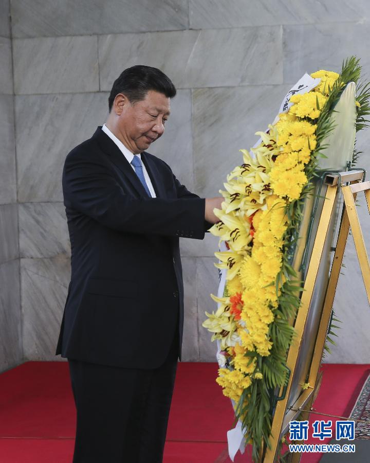 10月13日，國家主席習(xí)近平在金邊同柬埔寨首相洪森舉行會談。會談前，習(xí)近平向柬埔寨獨立紀念碑獻花圈。 新華社記者丁林攝 