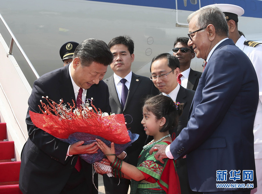 10月14日，國家主席習(xí)近平抵達(dá)達(dá)卡，開始對孟加拉人民共和國進(jìn)行國事訪問。這是習(xí)近平接受孟加拉國兒童獻(xiàn)花。 新華社記者 蘭紅光 攝