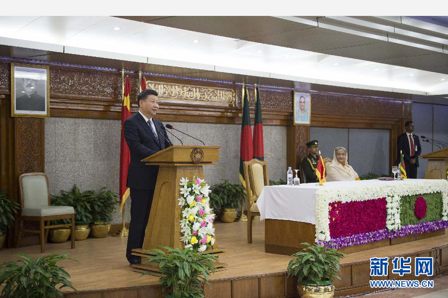 10月14日，國家主席習(xí)近平在達卡同孟加拉國總理哈西娜舉行會談。這是會談后，兩國領(lǐng)導(dǎo)人共同會見記者。 新華社記者謝環(huán)馳攝 