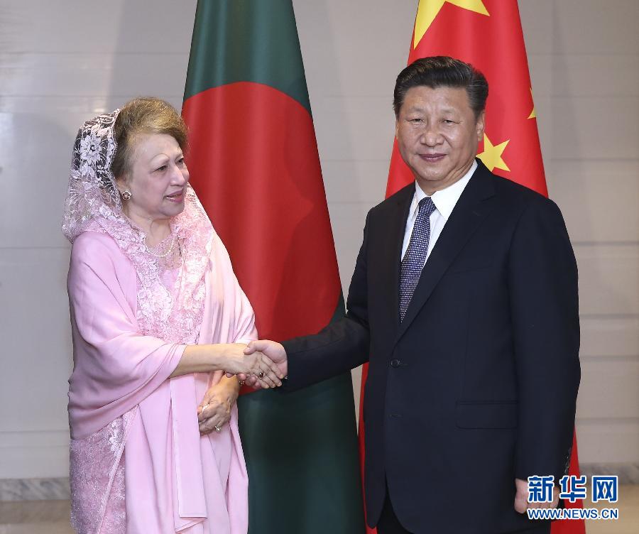 10月14日，國家主席習(xí)近平在達(dá)卡會(huì)見孟加拉國民族主義黨主席卡莉達(dá)·齊亞。  新華社記者龐興雷攝 