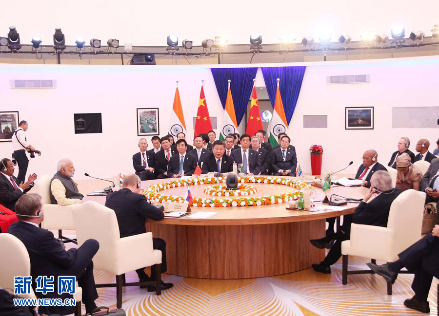 10月16日，金磚國家領(lǐng)導(dǎo)人第八次會晤在印度果阿舉行。中國國家主席習(xí)近平、印度總理莫迪、南非總統(tǒng)祖馬、巴西總統(tǒng)特梅爾、俄羅斯總統(tǒng)普京出席。習(xí)近平發(fā)表題為《堅定信心　共謀發(fā)展》的重要講話。新華社記者姚大偉攝 