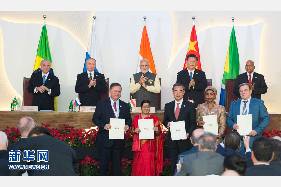 10月16日，金磚國家領(lǐng)導(dǎo)人第八次會晤在印度果阿舉行。中國國家主席習(xí)近平、印度總理莫迪、南非總統(tǒng)祖馬、巴西總統(tǒng)特梅爾、俄羅斯總統(tǒng)普京出席。這是會晤結(jié)束后，5國領(lǐng)導(dǎo)人共同見證合作文件的簽署，并出席聯(lián)合記者會。新華社記者謝環(huán)馳攝 
