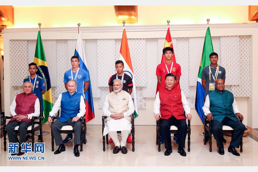 10月15日，國家主席習(xí)近平與印度總理莫迪、南非總統(tǒng)祖馬、巴西總統(tǒng)特梅爾、俄羅斯總統(tǒng)普京在印度果阿同參加金磚國家17歲以下少年足球賽的各國代表隊隊長合影。新華社記者姚大偉攝 